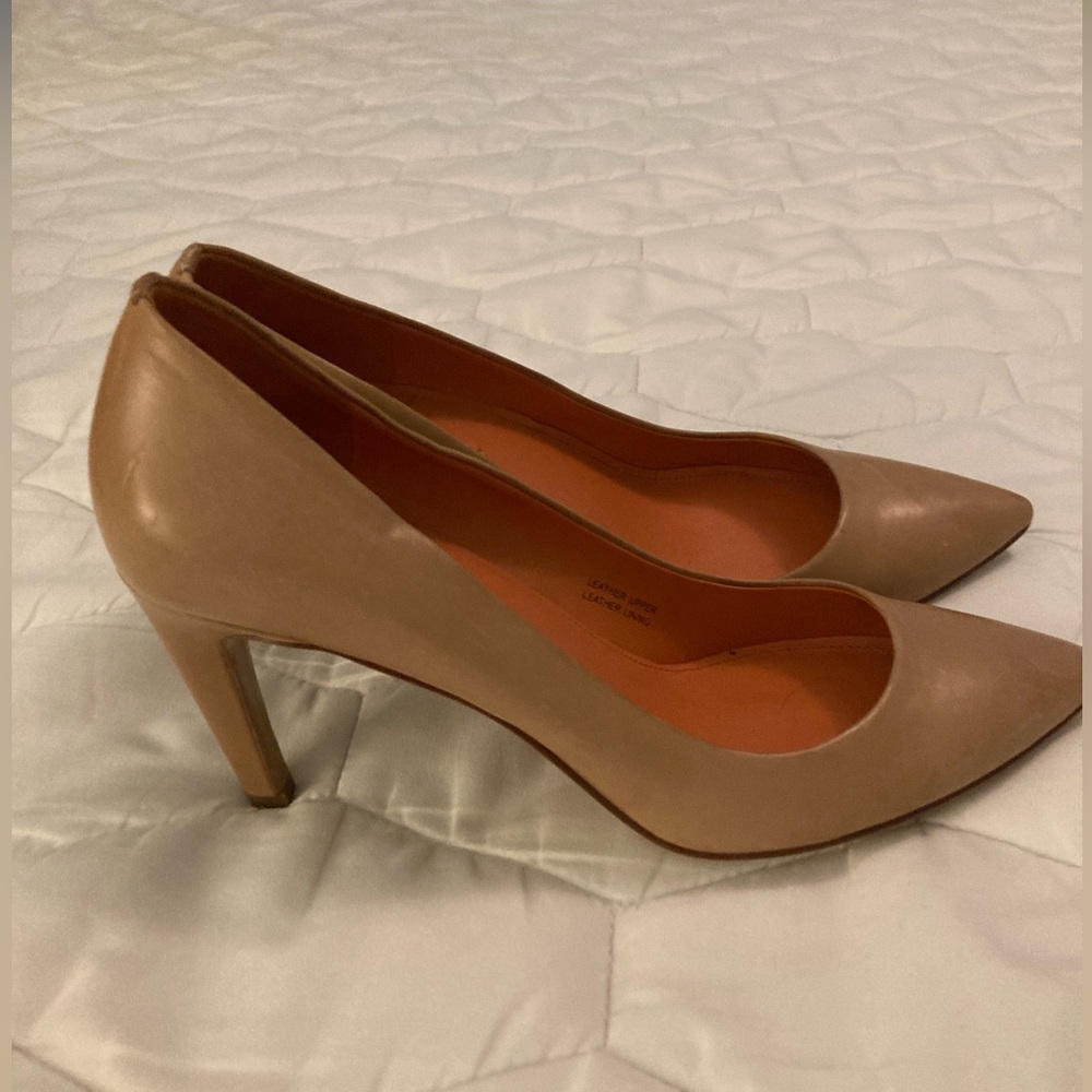 Via Spiga leather pump.